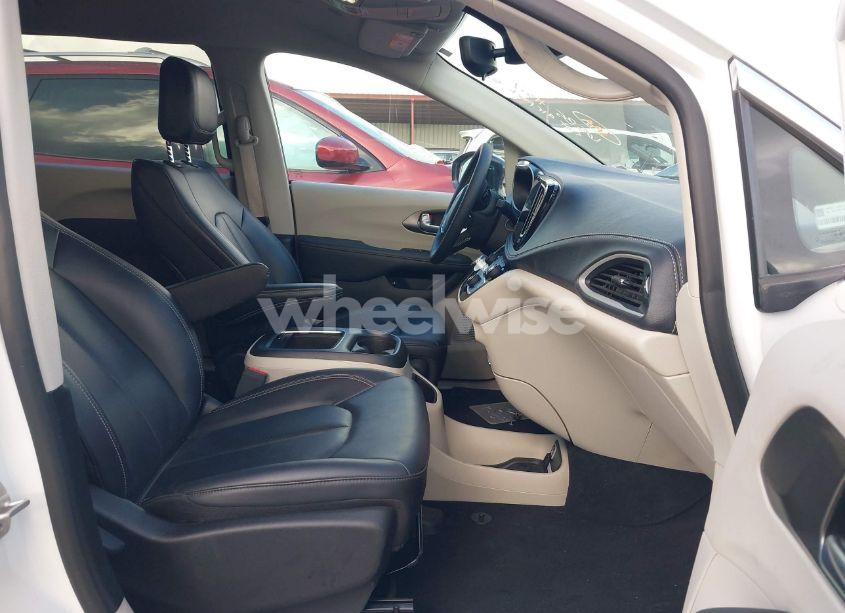 Photo 5 of 2024 Chrysler Pacifica HYBRID SELECT (VIN 2C4RC1S7XRR153826)