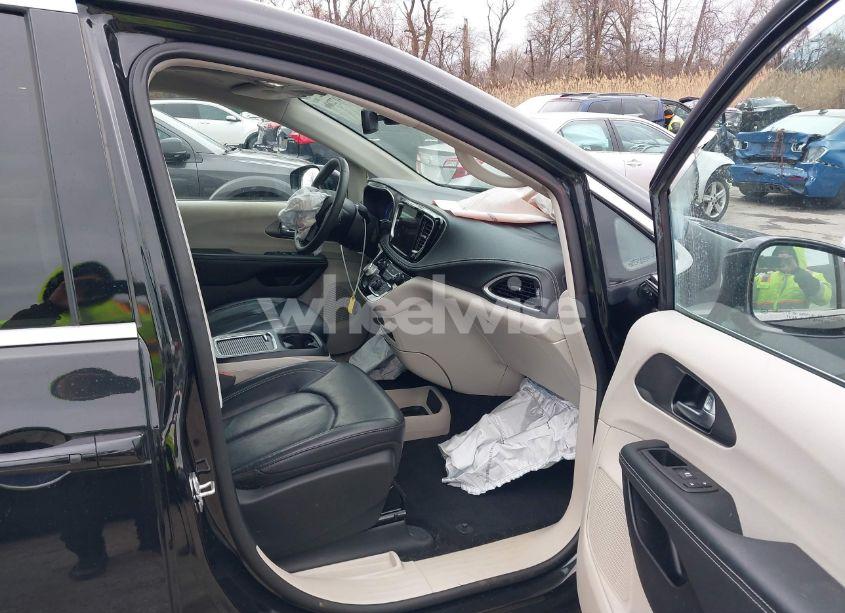 Photo 5 of 2022 Chrysler Pacifica TOURING L AWD (VIN 2C4RC3BG6NR164599)