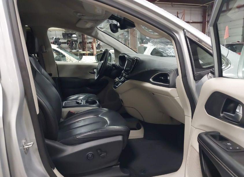 Photo 5 of 2022 Chrysler Pacifica TOURING L AWD (VIN 2C4RC3BG6NR183833)