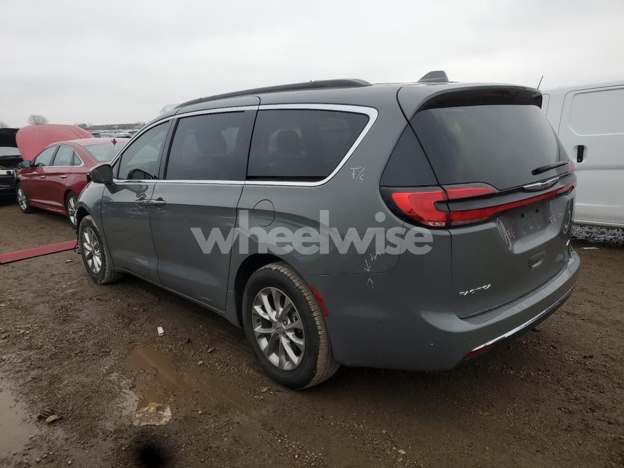 Photo 2 of 2022 CHRYSLER PACIFICA TOURING L (VIN 2C4RC3BG7NR157371)