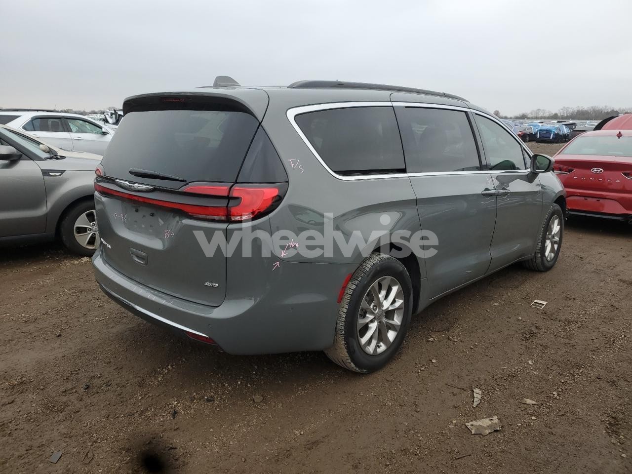 Photo 3 of 2022 CHRYSLER PACIFICA TOURING L (VIN 2C4RC3BG7NR157371)