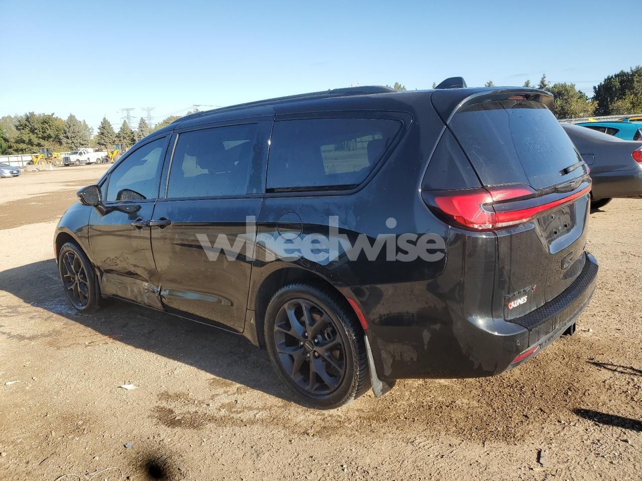 Photo 2 of 2021 CHRYSLER PACIFICA LIMITED (VIN 2C4RC3GG2MR508033)