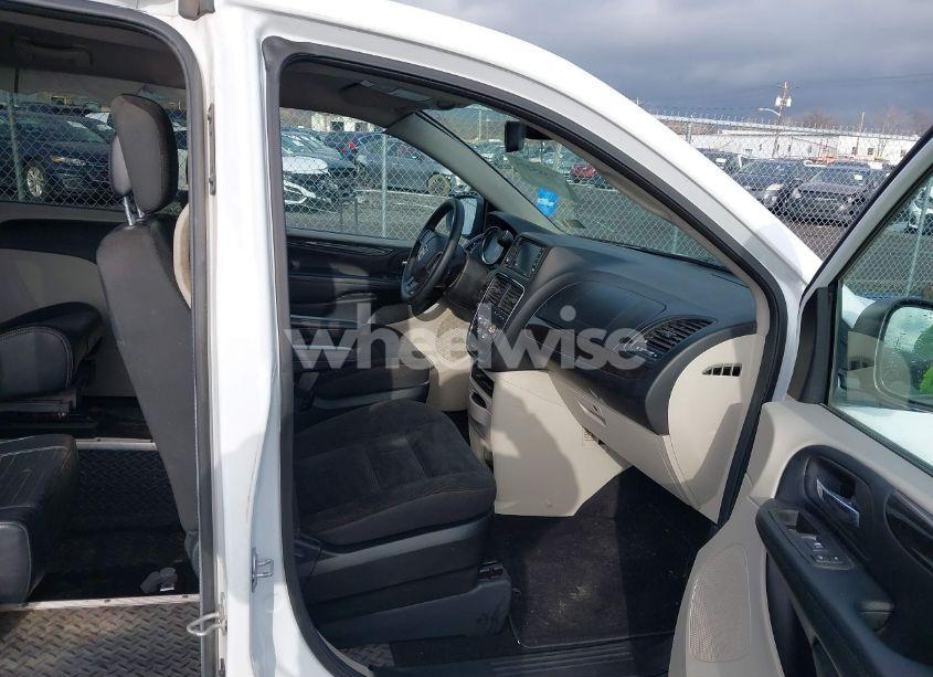 Photo 5 of 2019 Dodge Grand CARAVAN SE (VIN 2C4RDGBG0KR568174)