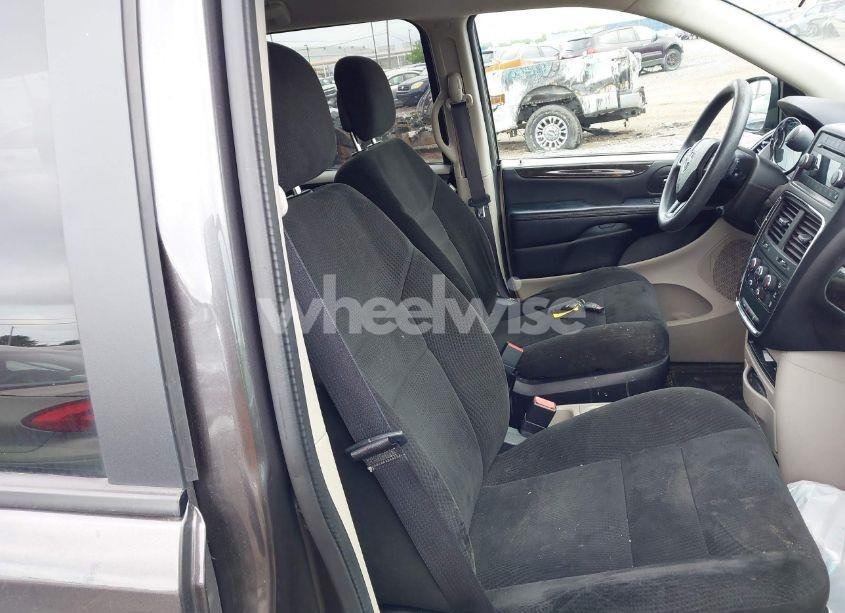 Photo 5 of 2016 Dodge Grand CARAVAN SE (VIN 2C4RDGBG2GR371885)