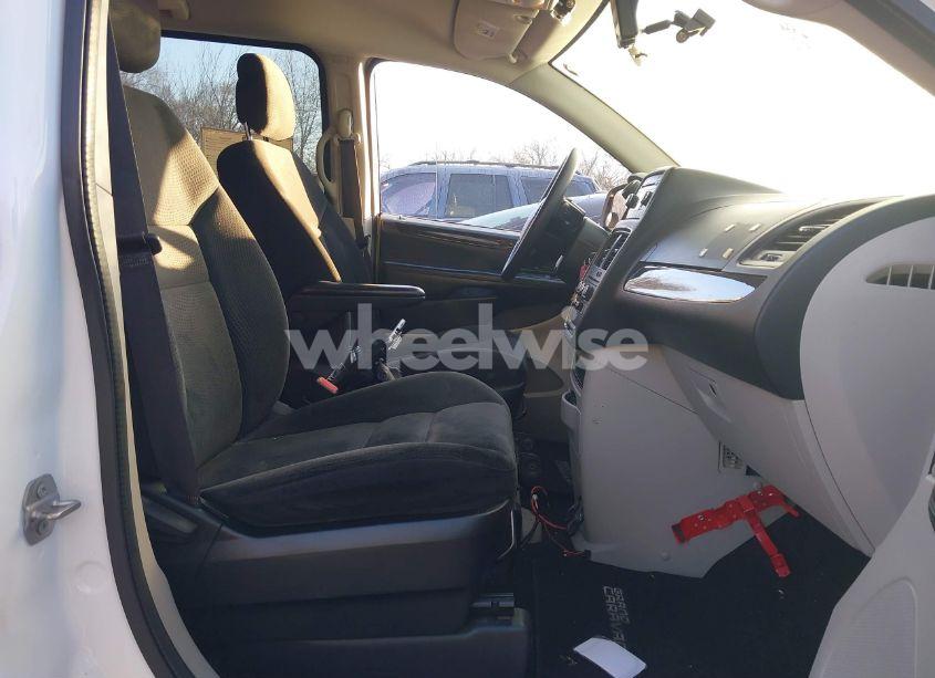 Photo 5 of 2016 Dodge Grand CARAVAN SE (VIN 2C4RDGBG9GR191979)