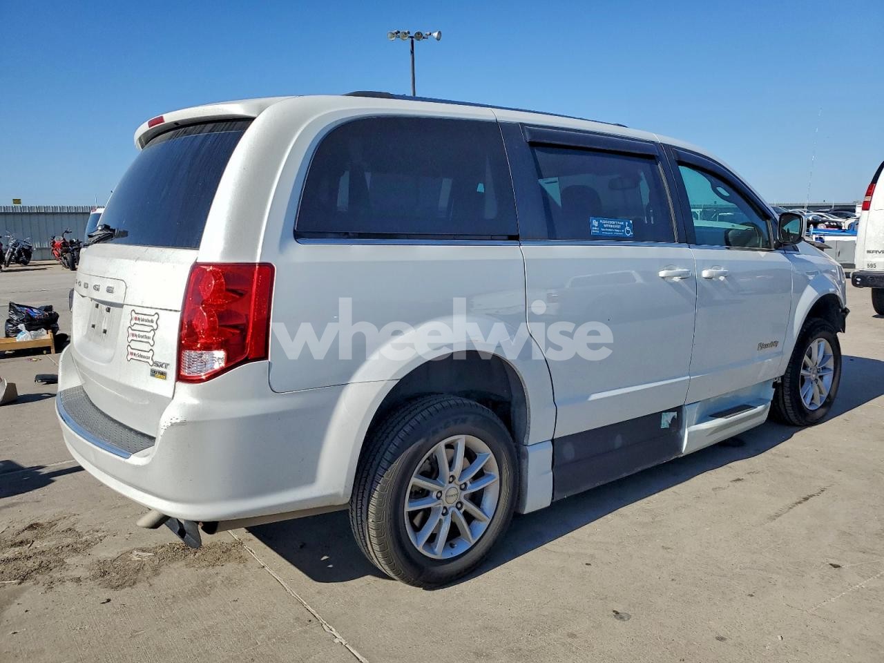 Photo 3 of 2019 DODGE GRAND CARAVAN SXT (VIN 2C4RDGCG6KR552978)