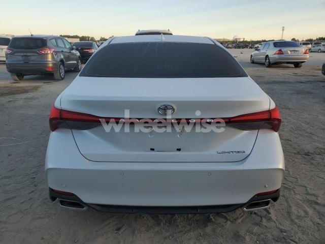 Photo 2 of 2019 TOYOTA AVALON XLE (VIN 2C4RDGEG8HR699941)