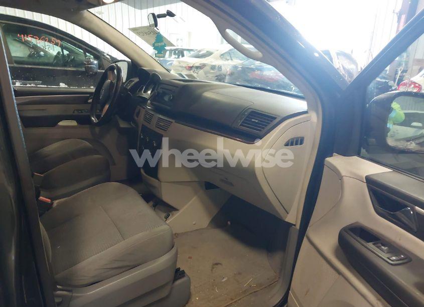 Photo 5 of 2012 Volkswagen Routan S (VIN 2C4RVAAG6CR390526)