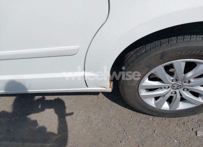 Photo 13 of 2012 Volkswagen Routan SE (VIN 2C4RVABG0CR193964)