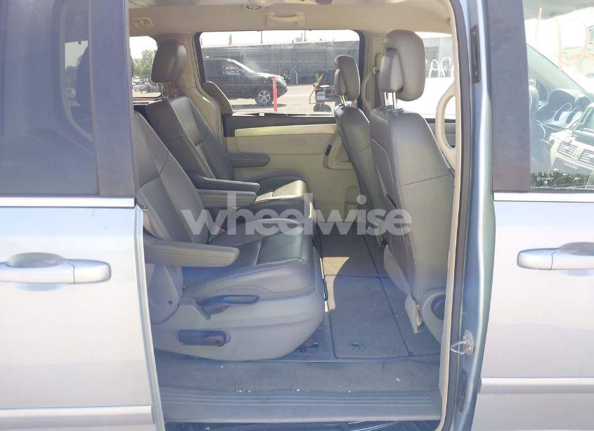 Photo 8 of 2012 Volkswagen Routan SE (VIN 2C4RVABG5CR309319)