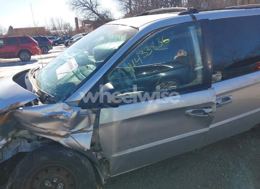 Photo 15 of 2001 Chrysler Town & COUNTRY LX (VIN 2C8GP44301R304800)