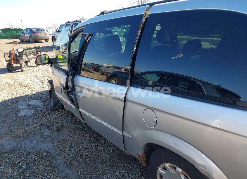 Photo 16 of 2001 Chrysler Town & COUNTRY LX (VIN 2C8GP44301R304800)