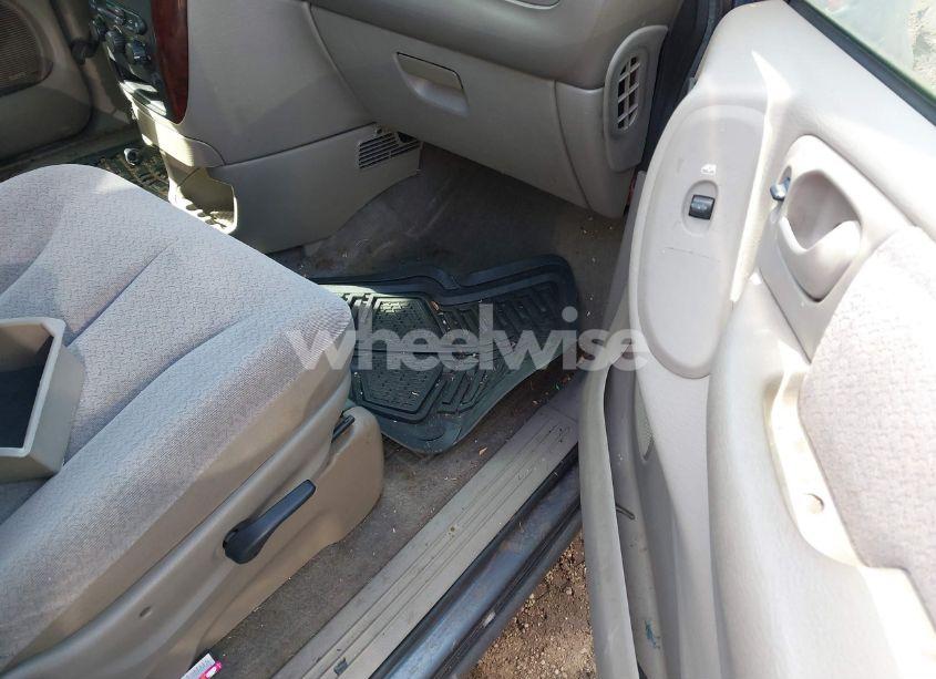 Photo 5 of 2001 Chrysler Town & COUNTRY LX (VIN 2C8GP44391R336922)