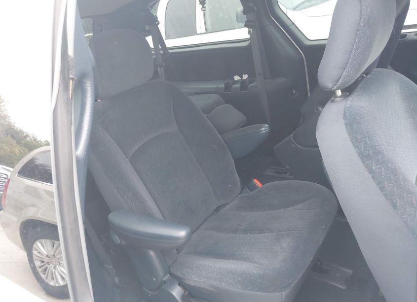 Photo 8 of 2001 Chrysler Town & COUNTRY LX (VIN 2C8GP44G51R159840)