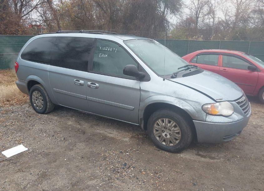 2005 Chrysler Town & COUNTRY LX (VIN 2C8GP44R85R179104) main photo