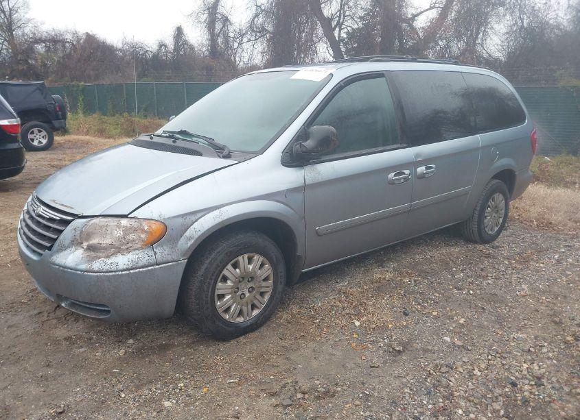 Photo 2 of 2005 Chrysler Town & COUNTRY LX (VIN 2C8GP44R85R179104)