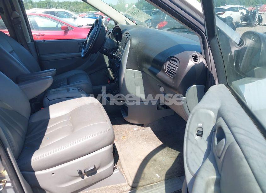 Photo 5 of 2005 Chrysler Town & COUNTRY TOURING (VIN 2C8GP54L25R501589)