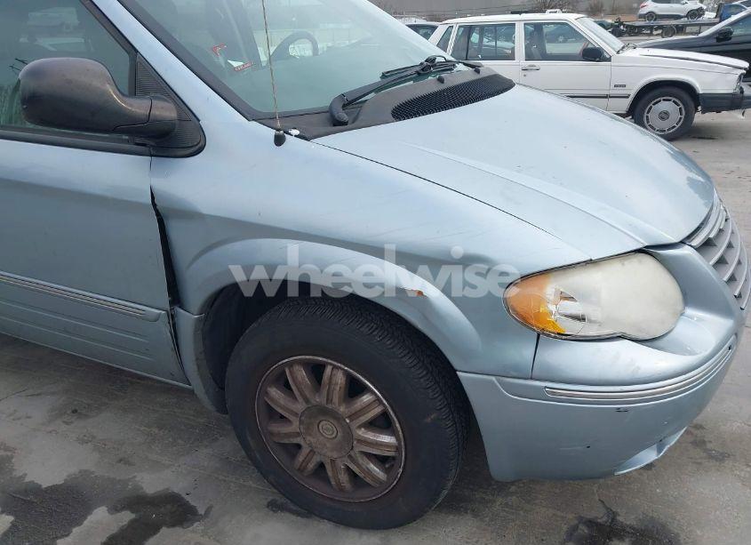 Photo 6 of 2005 Chrysler Town & COUNTRY LIMITED (VIN 2C8GP64L05R319265)