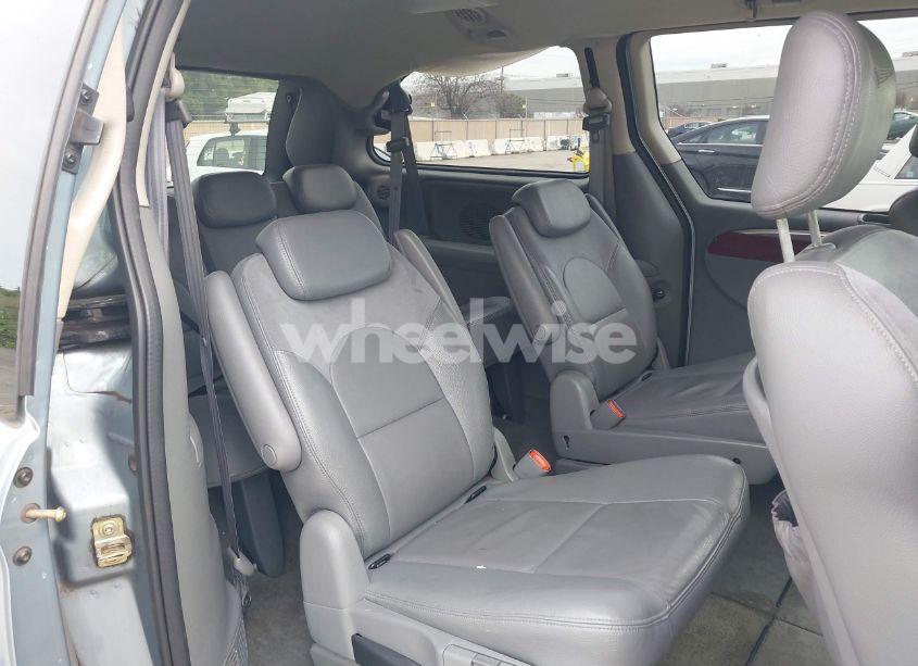 Photo 8 of 2005 Chrysler Town & COUNTRY LIMITED (VIN 2C8GP64L05R319265)