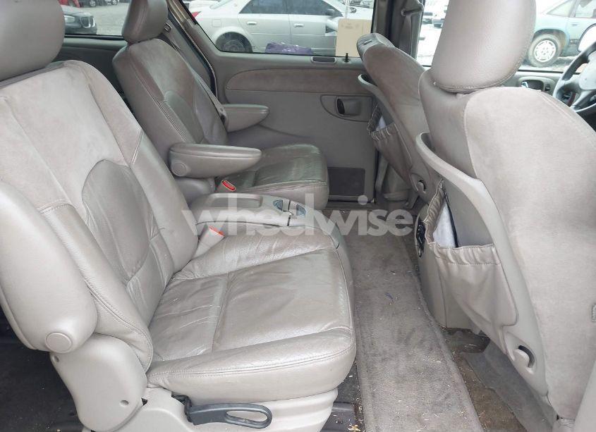 Photo 8 of 2002 Chrysler Town & COUNTRY LIMITED (VIN 2C8GP64L22R668133)