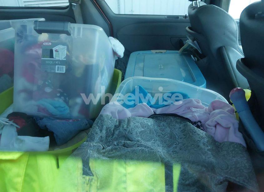 Photo 8 of 2004 Chrysler Town & COUNTRY LIMITED (VIN 2C8GP64L24R521331)