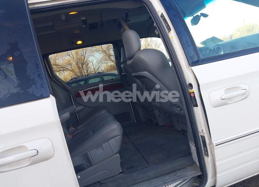 Photo 8 of 2005 Chrysler Town & COUNTRY LIMITED (VIN 2C8GP64L25R161995)