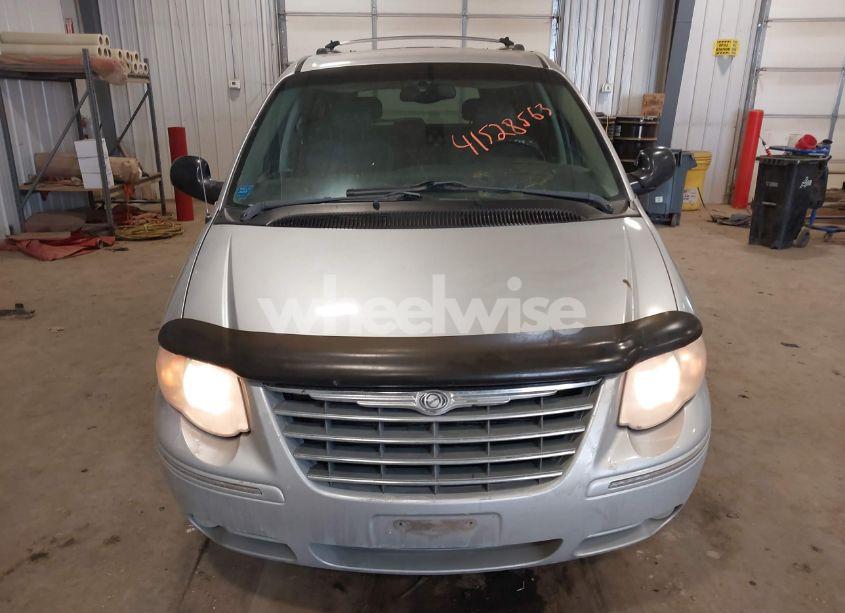 Photo 6 of 2005 Chrysler Town & COUNTRY LIMITED (VIN 2C8GP64L25R304363)