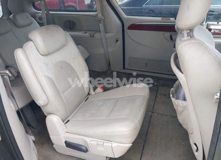 Photo 8 of 2005 Chrysler Town & COUNTRY LIMITED (VIN 2C8GP64L75R365241)