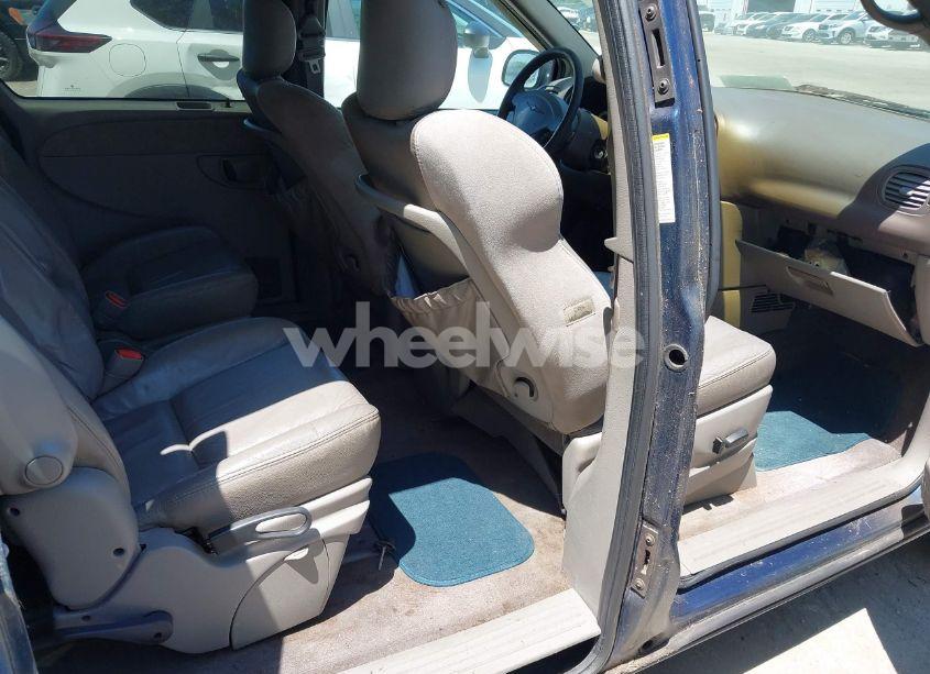 Photo 8 of 2002 Chrysler Town & COUNTRY LIMITED (VIN 2C8GP64LX2R611906)