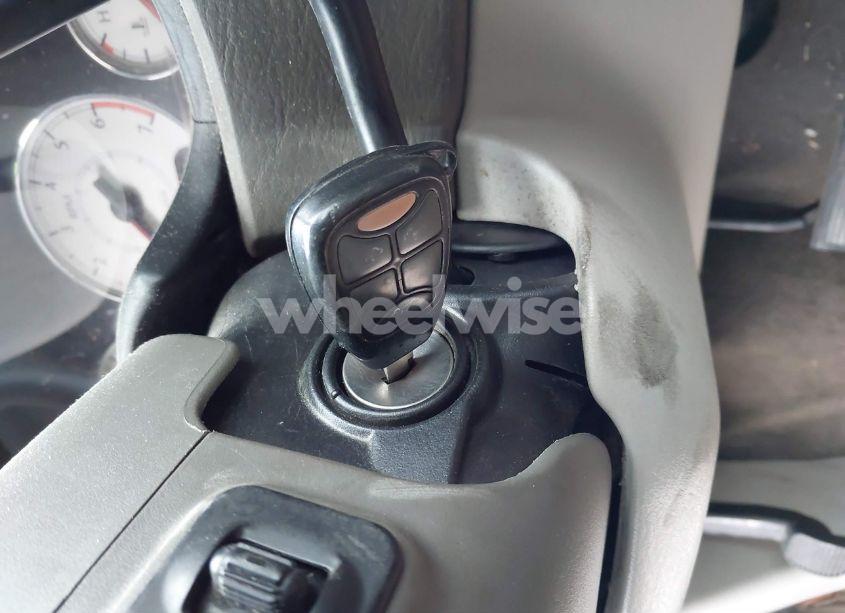 Photo 11 of 2005 Chrysler Town & COUNTRY LIMITED (VIN 2C8GP64LX5R338616)