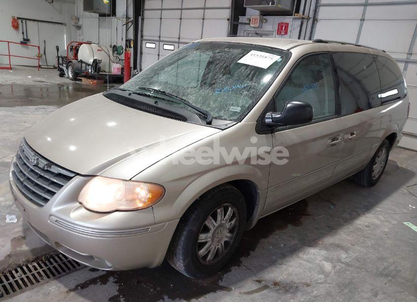 Photo 2 of 2005 Chrysler Town & COUNTRY LIMITED (VIN 2C8GP64LX5R338616)