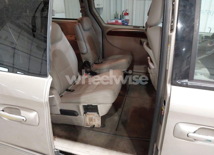 Photo 8 of 2005 Chrysler Town & COUNTRY LIMITED (VIN 2C8GP64LX5R338616)