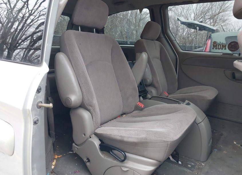 Photo 8 of 2002 Chrysler Town & COUNTRY EX (VIN 2C8GP74L82R707975)