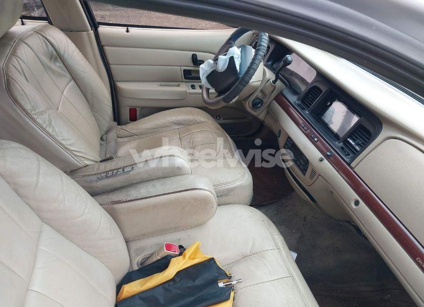 Photo 5 of 2011 Ford Crown VICTORIA LX (VIN 2FABP7EV3BX127207)