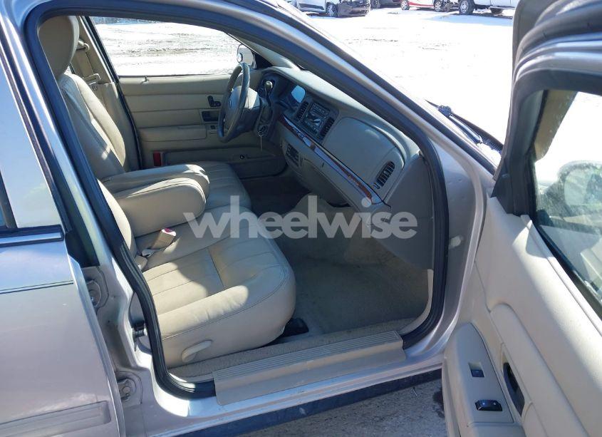 Photo 5 of 2011 Ford Crown VICTORIA LX (VIN 2FABP7EV4BX139060)