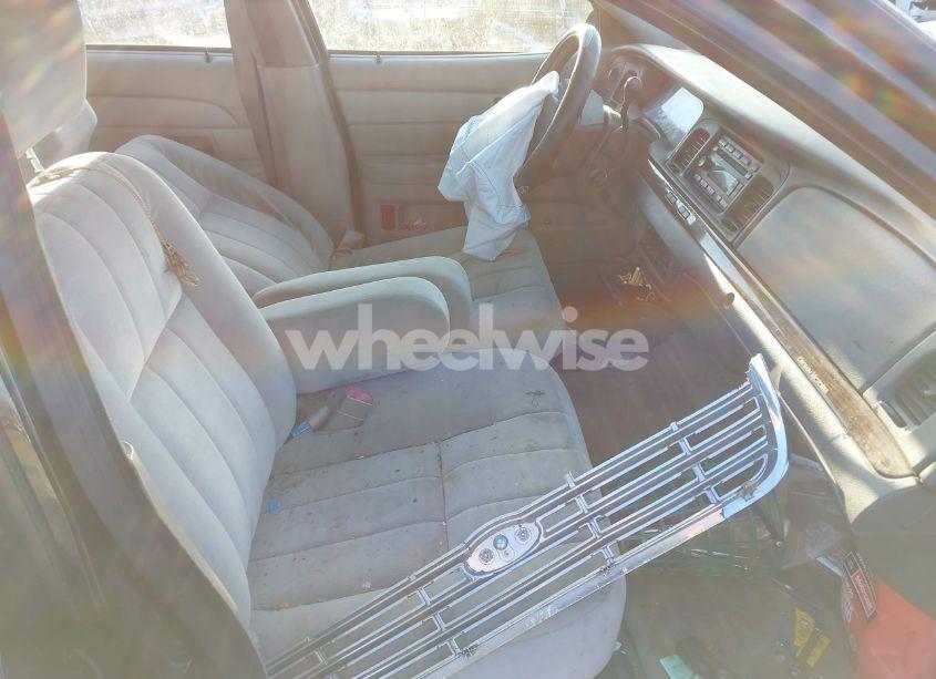 Photo 5 of 2010 Ford Crown VICTORIA LX (VIN 2FABP7EVXAX140177)