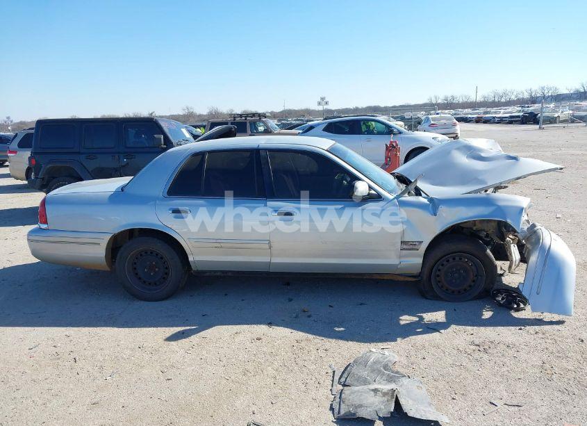 Photo 13 of 2001 Ford Crown VICTORIA (VIN 2FAFP73W01X203624)