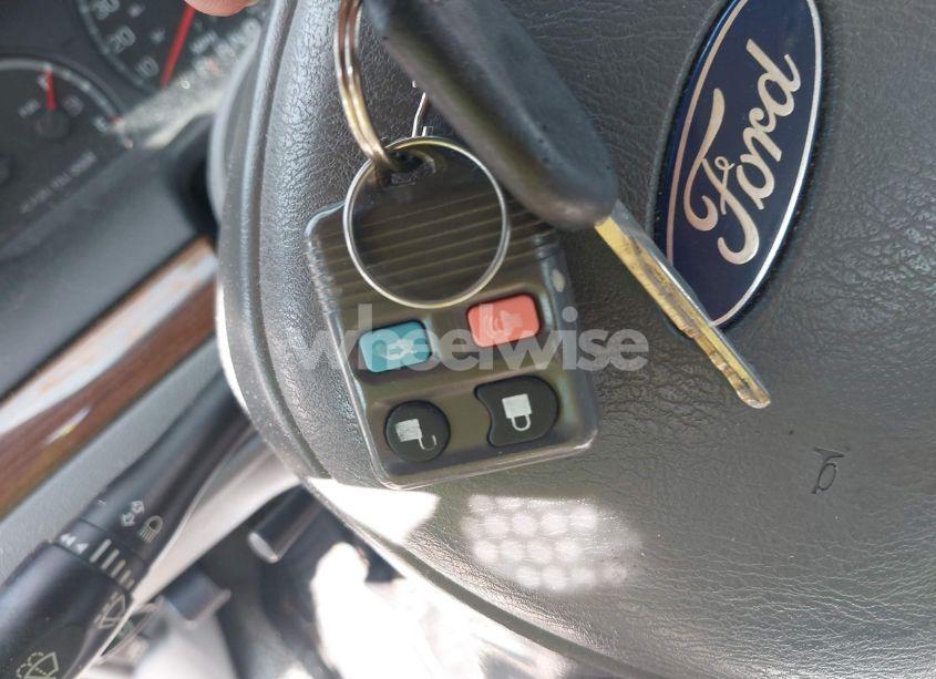 Photo 11 of 2003 Ford Crown VICTORIA STANDARD (VIN 2FAFP73W03X140169)