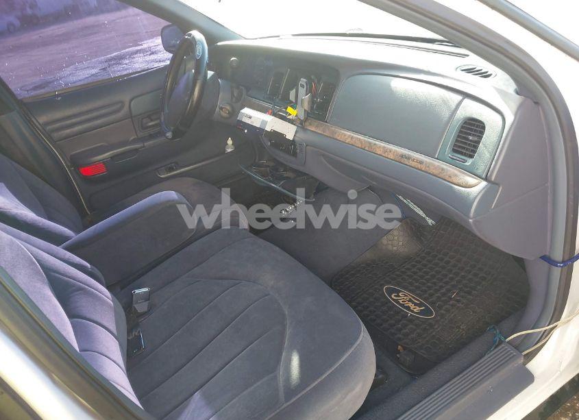 Photo 5 of 1999 Ford Crown VICTORIA (VIN 2FAFP73W5XX231735)