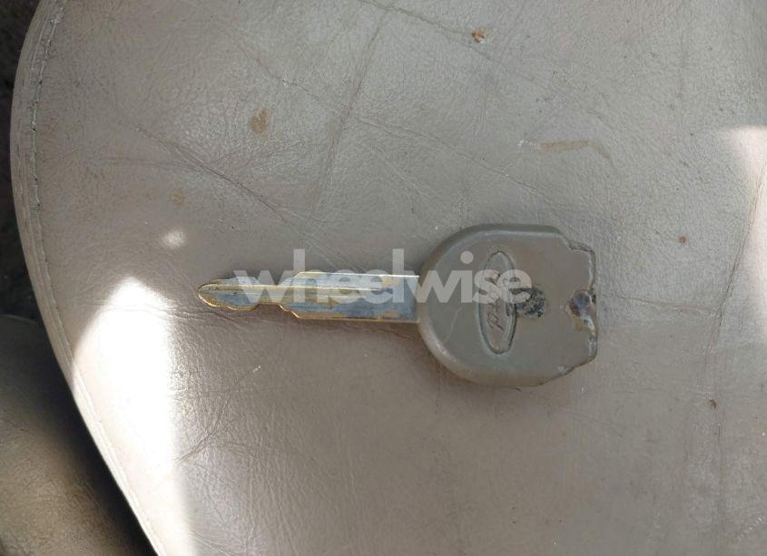 Photo 11 of 2005 Ford Crown VICTORIA STANDARD (VIN 2FAFP73W65X114422)