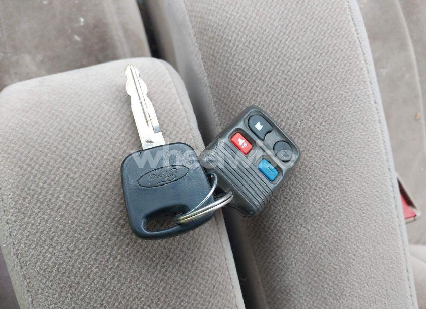 Photo 11 of 2002 Ford Crown VICTORIA STANDARD (VIN 2FAFP73W72X106096)