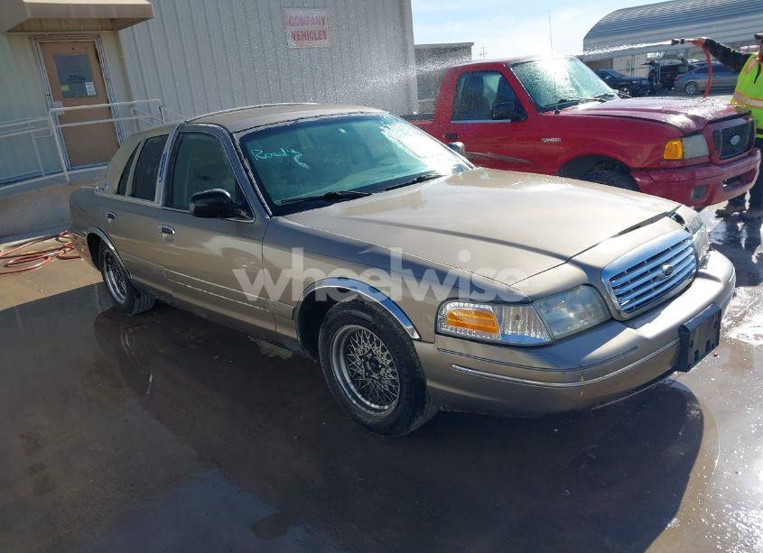 2001 Ford Crown VICTORIA (VIN 2FAFP73W81X124900) main photo
