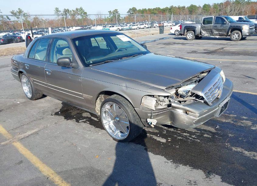 2002 Ford Crown VICTORIA STANDARD (VIN 2FAFP73W82X121660) main photo