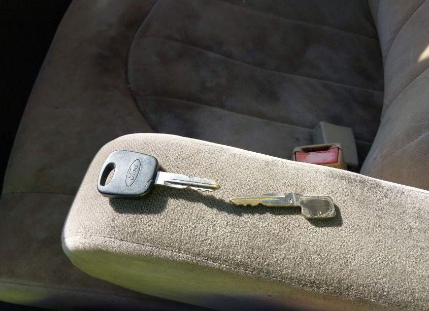 Photo 11 of 2002 Ford Crown VICTORIA STANDARD (VIN 2FAFP73W82X121660)