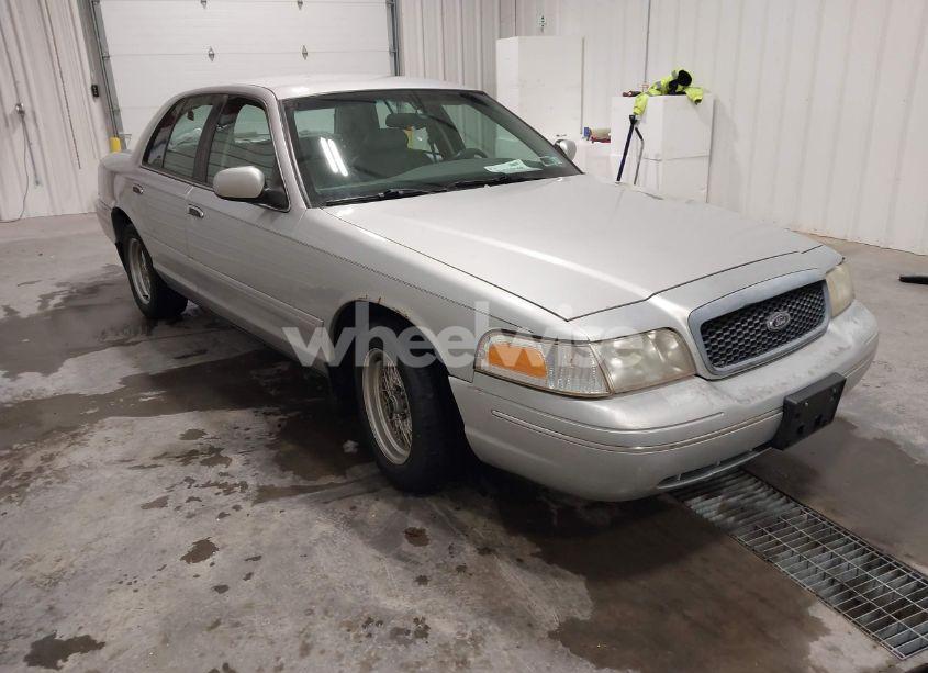2001 Ford Crown VICTORIA LX (VIN 2FAFP74W01X133993) main photo