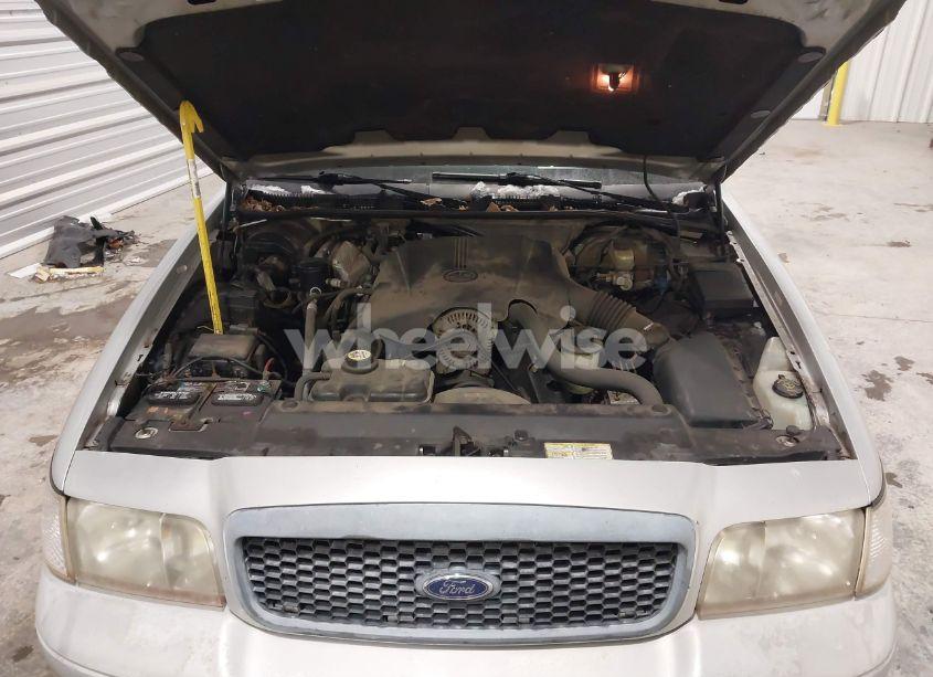 Photo 10 of 2001 Ford Crown VICTORIA LX (VIN 2FAFP74W01X133993)