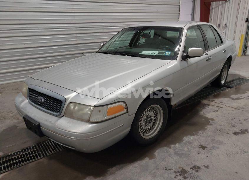 Photo 2 of 2001 Ford Crown VICTORIA LX (VIN 2FAFP74W01X133993)
