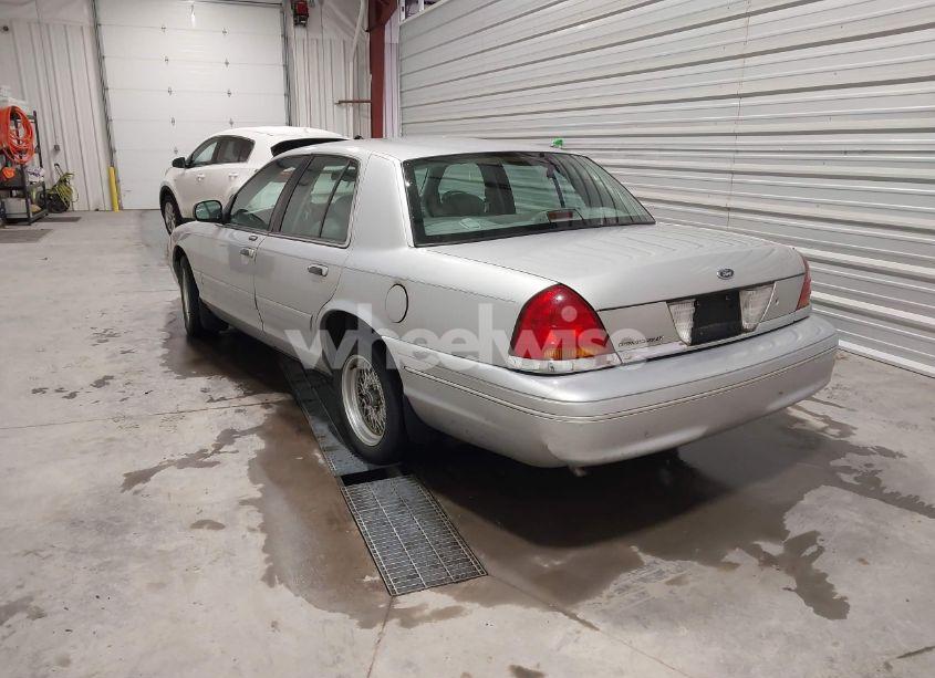Photo 3 of 2001 Ford Crown VICTORIA LX (VIN 2FAFP74W01X133993)