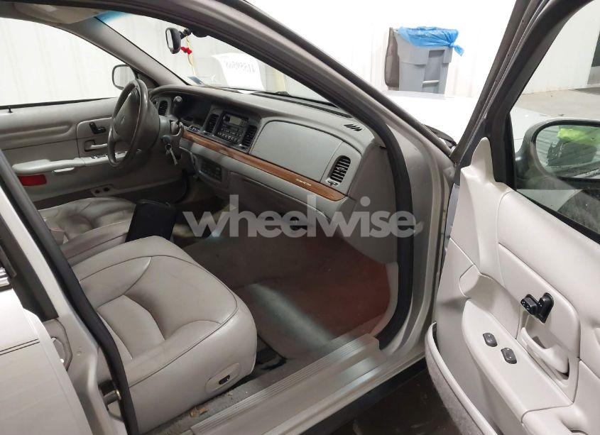 Photo 5 of 2001 Ford Crown VICTORIA LX (VIN 2FAFP74W01X133993)