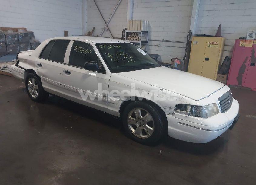 2004 Ford Crown VICTORIA LX (VIN 2FAFP74W14X110484) main photo